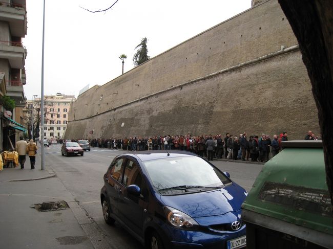 まず、ヴァチカン宮殿へ行きました。<br />開館30分前に着きましたが、早くも長蛇の列。<br />しかも、最初、団体用の列に並んでました。<br />5分位して気づいてよかったですが。