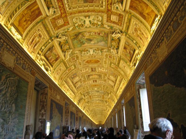 まっすぐシスティーナ礼拝堂へ向かったのですが、<br />撮影不可。<br />その道中は、豪華絢爛。