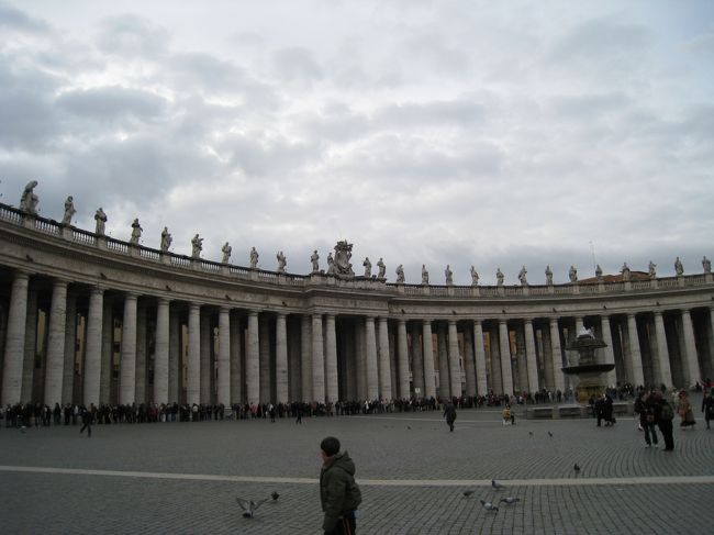 広場一周の行列。<br /><br />さすがに、並びたくないので、サンタンジェロ城のほうへ行きました。