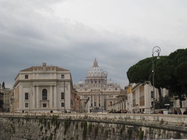 サンタンジェロ城のあたりからみた<br />サン・ピエトロ寺院<br /><br />このあたりのBarでカプチーノ飲んでサン・ピエトロ人へ戻りました。