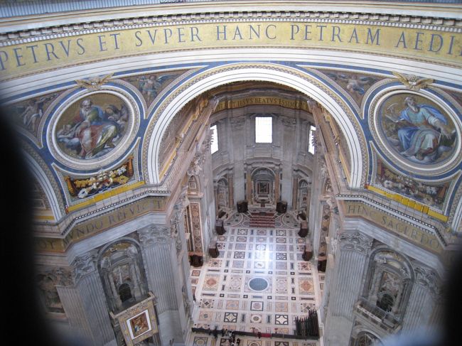 戻ったら、広場3分の1周くらいの行列になってたので、ならんでクーボラのほうへ行きましたが、<br />建屋に入ってから、列が進まず、嵌りました。<br />エレベータまで90分くらいかかりました。<br /><br />クーボラへ登る途中　寺院内部を見た写真