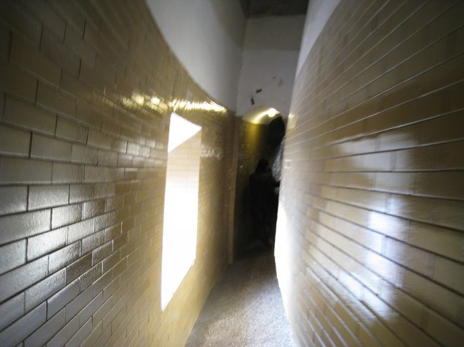 エレベータで途中まで登り、そのあとは、こんな感じの狭い通路や階段をひたすら登ります。