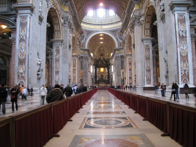 クーボラを降りた後は、寺院内部を見て回りました。