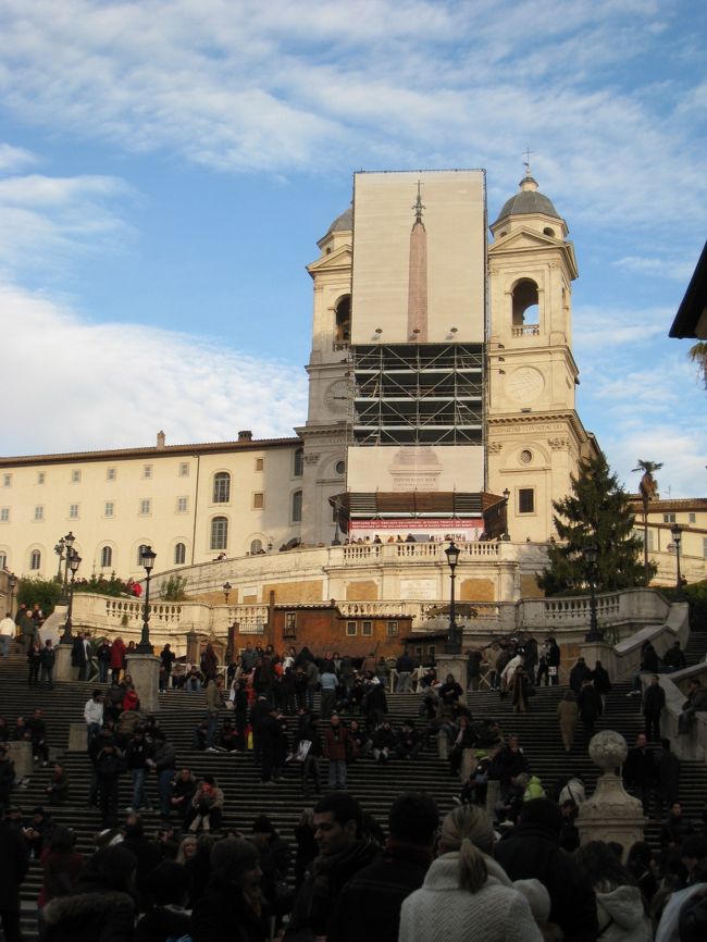 この後、スペイン広場へ。<br /><br />真ん中は修復中。