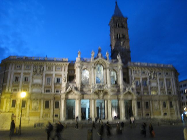 近くのupimスーパーマーケットで買い物してたら、日が暮れてました。<br /><br /><br />日没後、サンタ・マリア・マッジョーレ大聖堂