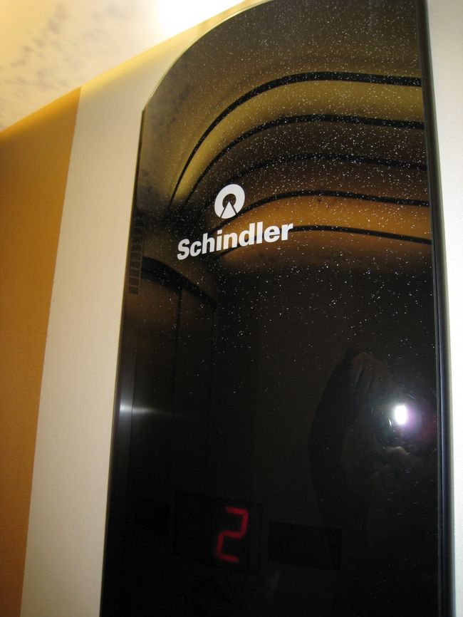 疲れてたのでホテルへ帰りました。<br />エレベータは　「シンドラー」社製。<br />テルミニ駅の動く歩道なんかもシンドラーでした。