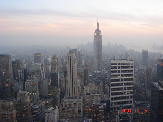 　マンハッタンに灯りが点（とも）り始める頃。