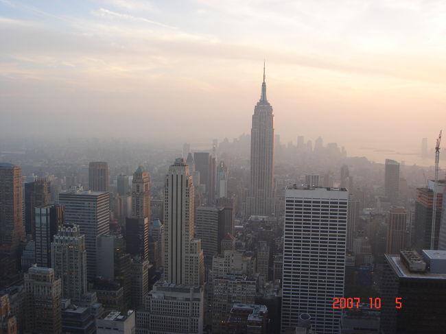 　夕焼けがエンパイア・ステートビルの西の面を照らす。