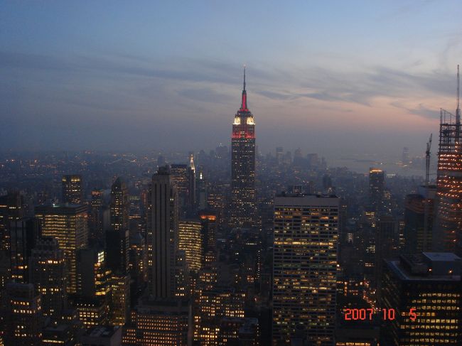 　ニューヨークに夜の帳（とばり）が降りる頃。エンパイア・ステートビルは妖しく輝き始める・・・。