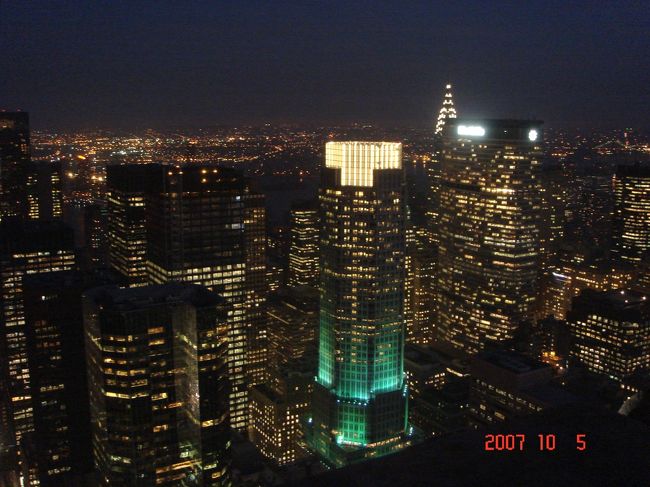 　トップ・オブ・ザ・ロックから南東の眺め。白く輝くクライスラービルの尖塔。