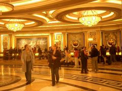 Caesars Palace に着きました。Valet に車を預けてフロントへ。
Las Vegas のbig hotel のロビーにはソファが無いのをご存知でしたか。ロビーで休まず、カジノで金を落せ、ということです。