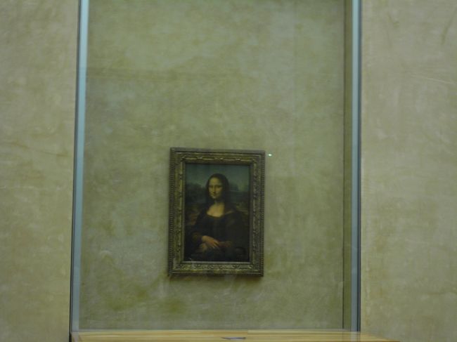 毎月第１日曜日は美術館が無料です。<br />ホテルから５分くらいだったのでルーブルが開く前に並んだおかげでモナリザも空いていましたがそれでも賑わっていました。