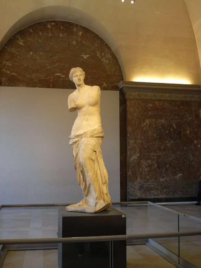 ミロのヴィーナス<br />若い方からご年配まで一緒に記念撮影をしていました。見方によっては度胸がなければできません？