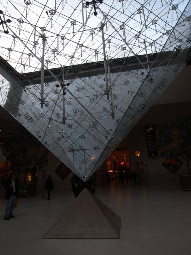 ダ・ヴィンチ・コードに出ていた逆さピラミッド。<br />約２時間で主要なところを一通り見て、今度はフォンテーヌブローへ。