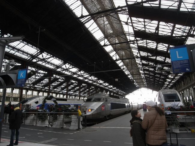 ヨーロッパの駅らしい雰囲気。<br />フォンテーヌブローはＴＧＶではなくローカル線ということで、左奥の乗り場から。