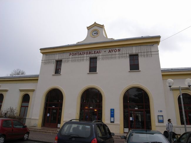 フォンテーヌブロー・アヴォン駅に到着。<br />ここからバスで１０分くらいです。