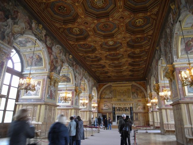 外から見ると小ぢんまりしているのですが、中は非常に広い