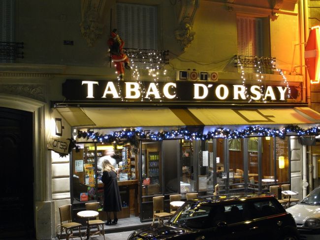 オルセーの隣にあるＴＡＢＡＣの看板の上にサンタクロースが！あちこちでこういった仕掛けをみました。ベランダから降りようとしているようなものもありました。