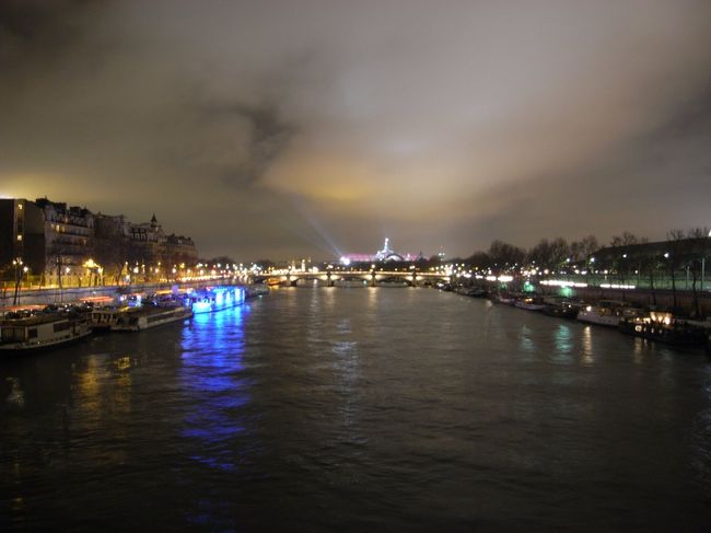 ついに帰国です。<br />セーヌ川から最後の夜景をみて、凱旋門からエールフランスバスで空港まで。２３：２５発のＡＦ２７８便で帰国です。成田へは１９時到着です。<br />実質３日間の滞在ですがかなりのところをまわることができましが。