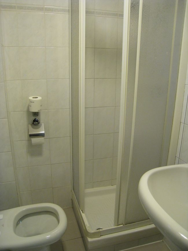 hotelの部屋　ホテルケネディ122号室<br />シャワー室が小さい。<br />シャワー室の入るところも狭い。外人のでかい人やメタボリック度大の人は、入れんやろ、これ。<br />トイレは、大のほうだと膝がシャワー室に当たります。どんな設計や。<br />ホテル代はケチったので、納得はしてますが。