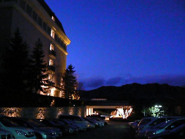 駐車場はほぼいっぱいで、一番奥に停めました