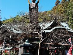 ★第35番　医王山　清滝寺（きよたきじ）

35番清滝寺はいきなりの難所。
細く急な山道をくねくねと上ったところにありました。
ここに至る参道は「流汗坂」と呼ばれる程、文字通り汗が吹き出るほどの険しさ。

弘法大師の弟子となった皇子、高岳親王が唐へ旅立つ前にこの寺に滞在したと伝えられているそうです。

真ん中にそびえ立つ薬師如来像、ある角度（日の当たり方によって異なるそうですが）から見ると、額のポッチ（白毫）が光り輝いて見えます。