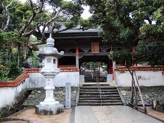 ★第38番　蹉&#36302;山　金剛福寺（こんごうふくじ)

宿泊していた「民宿　青岬」からは車で10分ほど。
四国最南端の足摺岬にあるお寺。
この地を訪れた弘法大師は、伽藍を設立し、自ら刻んだ千手観音を安置したという。
奈良時代の後半から平安時代にかけて観音信仰が広まり、和泉式部もこの地を訪れて塔を建てた。
