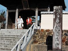 ★第40番　平城山　観自在寺（かんじざいじ）

平城天皇の勅願寺で、広い境内には天皇の遺髪を埋めた五輪石塔が立つ。
大師が開山して以来隆盛を誇ったが、2度の火災によって焼失した。現在の本堂は昭和39年に、大師堂は平成5年に再建されている。

