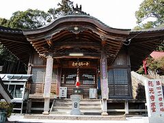 ★第41番　稲荷山　龍光寺（りゅうこうじ）

四国霊場の総鎮守稲荷寺として大師の開山以来、商売繁盛、出世開運を願う参拝客で賑わった。
明治以降は、もとの本堂が稲荷社に、新たに建てられた本堂に十一面観音像が祀られた。

すぐ横、石段を上った真正面には大きな稲荷神社があります。
サラリーマンの私には商売繁盛は今あまり興味がないなぁ。