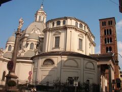 目の前はコンソラータっていう教会。

友達は、この教会がトリノで１番好きだって。