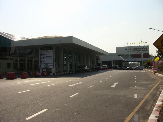 ハジャイ国際空港の出入口です。<br />空港から市内までは、地球の歩き方には、エアポートバスで290Ｂ、乗合ミニバスは75Ｂと書かれていますが、空港出入口をまっすぐ道路のほうに向かっていくとソンテウが数台待機していて、20Ｂでハジャイ駅のやや北側で降ろしてくれました。ハジャイ駅に行きたいと言えばよいでしょう。