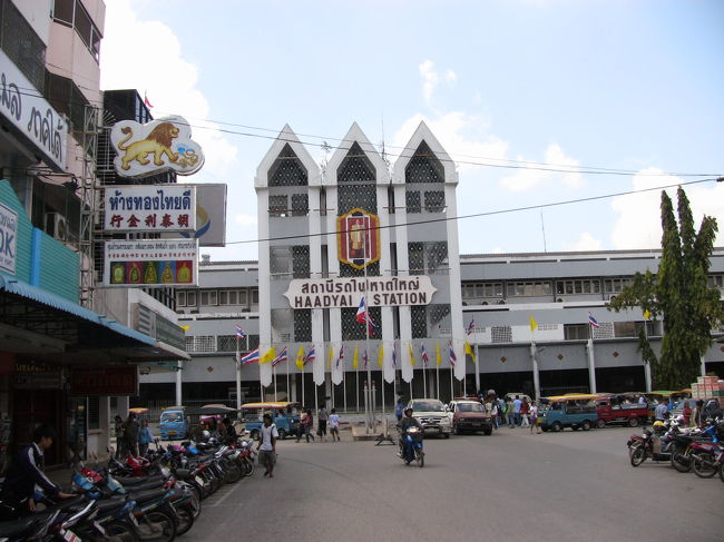 ハジャイ駅です。駅名はＨＡＴＹＡＩではなくて、<br />ＨＡＡＤＹＡＩに変わってしまっています。<br />