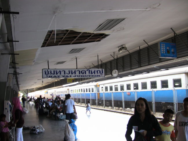 ハジャイ駅は、バンコクから南部に伸びて、当駅でシンガポール方面（マレー鉄道）とタイ深南部のスンガイコーロク方面の分岐点という主要駅になります。