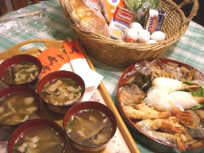 コテージに着くと、オーナーからの差し入れ。<br /><br />中身汁と沖縄のお正月料理。<br />そして明日の朝食セット。<br /><br />スーパーで買ってきたものと合わせて、<br />かなりのボリューム晩御飯になった。<br /><br />差し入れのお料理、これがとてもおいしい。<br />沖縄の天ぷらって衣が厚い。<br />このえびの天ぷら、えびが太くておいしかった。<br />