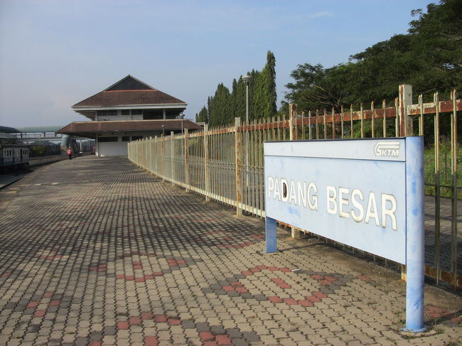 ハジャイ駅からマレー鉄道に乗ってマレーシアに向かいます。<br />そして、ハジャイ駅の次は国境に位置する、パダン・ブサール駅です。ここでは出入国手続きのため１時間ほど停車します。小さいですが、２階にはレストランやショップがあります。タイ・マレーシアの両方の通過が使えます。もちろん両替所もあります。