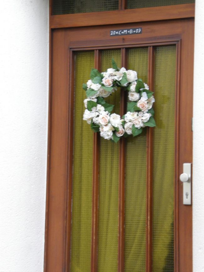 ホテルの近くのお宅のドア・２<br />こちらもリースが