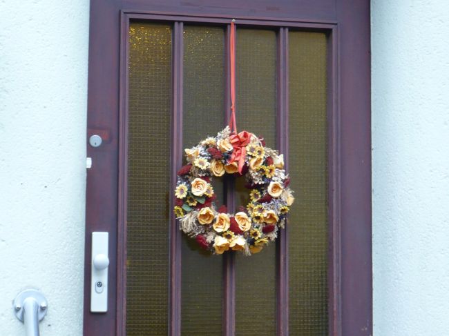 ホテルの近くのお宅のドア・４<br />これもオレンジ