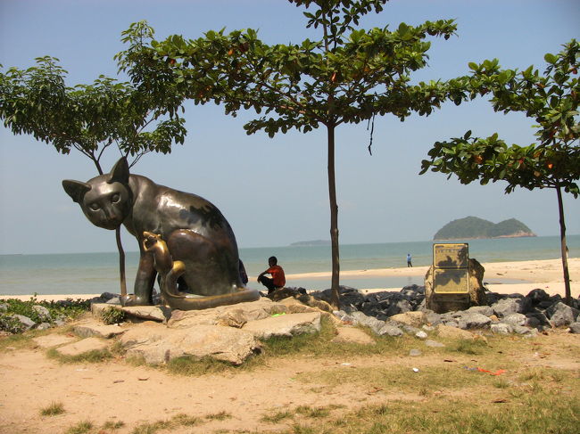 サミラ・ビーチには猫と鼠の像もありました。<br />