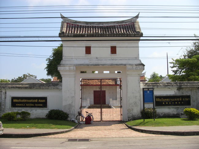 ソンクラー国立博物館です。行った日は月曜で休みでした。