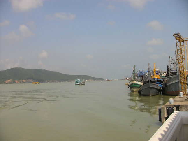 これは、ソンクラー湖の写真です。タイ湾側のサミラ・ビーチと違って、船が多くあり、水はちょっと汚いです。