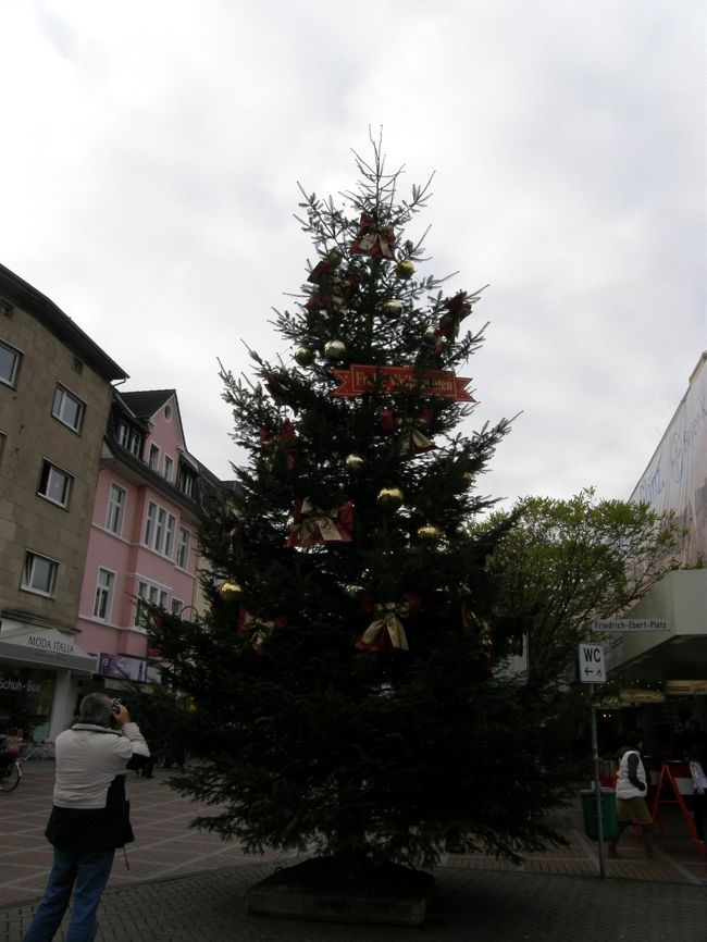 レヴァークーゼンの街のクリスマスツリー。<br />残念ながらマーケットは準備中。