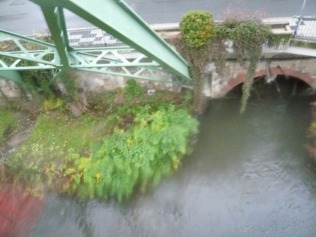 このモノレールはヴッパー川の上を走るんです！<br />ちょっと遊園地のアトラクションぽいですね！