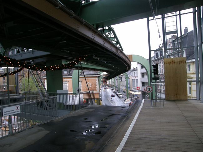 今度は反対方面に行ってみましょう！<br />ホームから街を見渡すとこんな感じに見えるんですねぇ