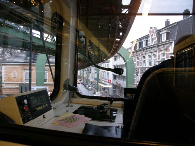 先頭の座席に乗ってみました。<br />運転席越しに眺めてみましょう！