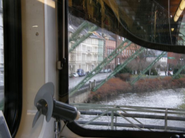 さぁ、川の上に出てきました！