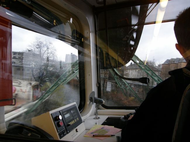 川に沿ってモノレールは走っているのでカーブも多いです。