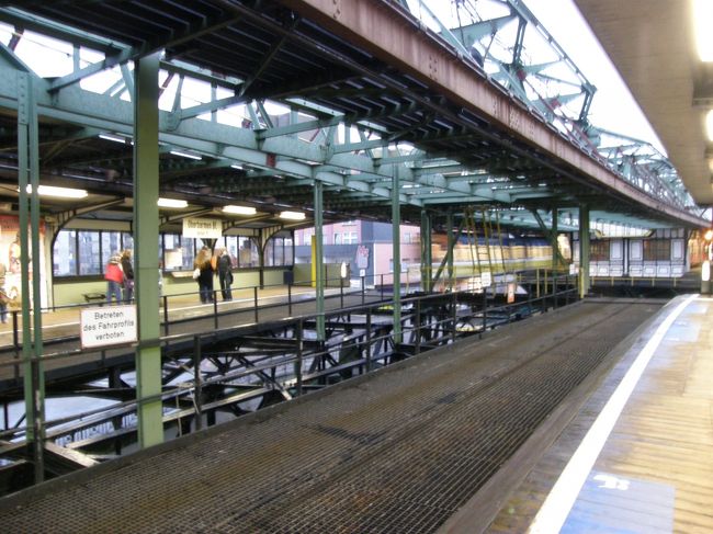 雨がかなりひどくなってきたので反対側の終点まで行くのは諦め。<br />ここからDBに乗り換えることができるので退散することにしました。