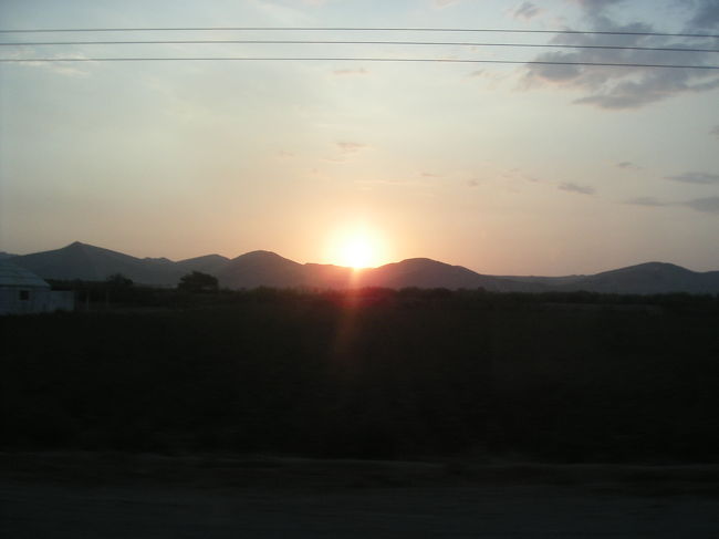 ナスカ到着前に日没。<br />ナスカに着いた後、ホテルと翌日の地上絵フライトを交渉しました。<br />根切りに値切ったら、とんでもない部屋に泊まることになってほとんど寝れませんでした。。<br />ホテルは一度部屋の中を観て決めた方が良いですね。