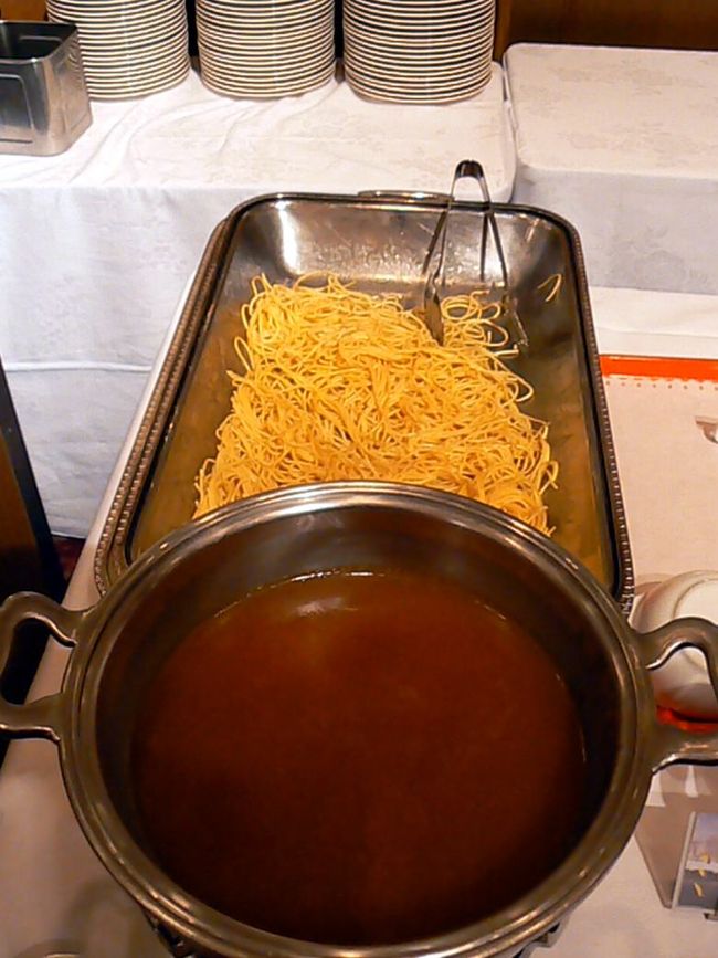 パスタの手前はステーキソース