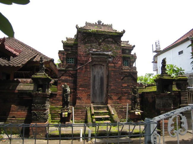 レギャン通りには、このような建物に目が行きます